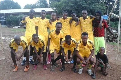 El central blanquivioleta Juma, arriba, en el centro, con su equipo juvenil de Sierra Leona.