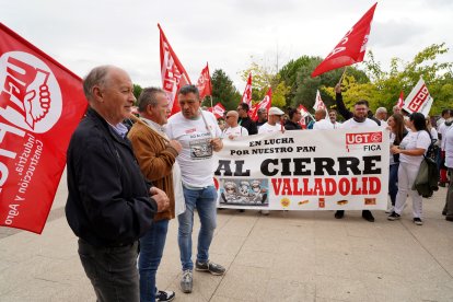 Concentración del comité de empresa de Bimbo ante las Cortes