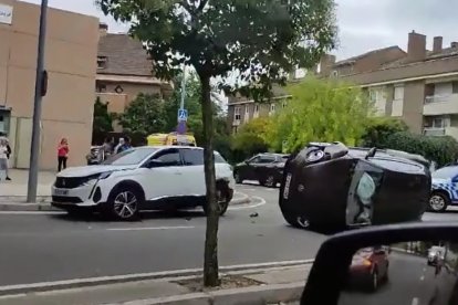 Espectacular vuelco de un coche en Covaresa, Valladolid.