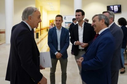 El consejero de Movilidad y Transformación Digital, José Luis Sanz Merino y el recgtor de la UVa, Antonio Largo, inauguran la jornada organizada por la Asociación de Ingenieros de Telecomunicaciones de Castilla y León.