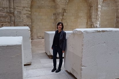 Lara Almarcegui junto a 'Caliza', su instalación en la Capilla del MPH.