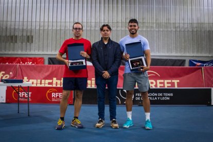 Trofeo a los campeones de dobles.