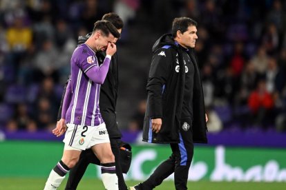 Luis Pérez abandona el terreno de juego lesionado.