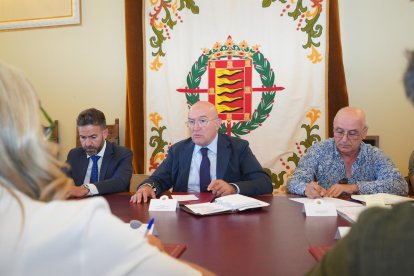 Carnero, en una reunión anterior de la Mesa del Soterramiento.