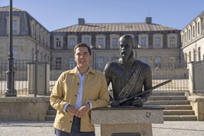 Rodrigo González, frente al Palacio de los duques de Alba, en Piedrahita