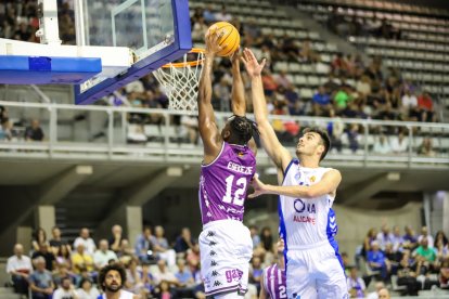 Egekeze machaca el aro ante la oposición de Bressan en el debut del UEMC Real Valladolid en Alicante.