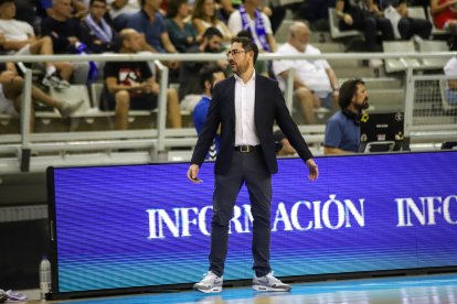 Lolo Encinas, en la banda en el partido en Alicante.