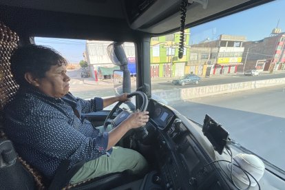 Asetra selecciona transportistas en Perú, imagen de un camionero por las calles de Lima