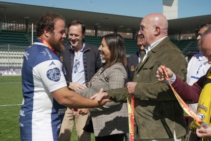 El alcalde de Valladolid Jesús Julio Carnero, que presenció la final en Palencia, entrega la medalla de subcampeón al VRAC.