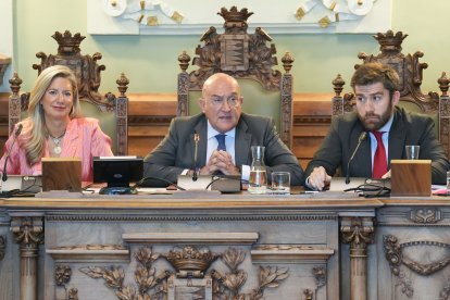 Irene Carvajal, Jesús Julio Carnero y Francisco Blanco, durante el pleno.