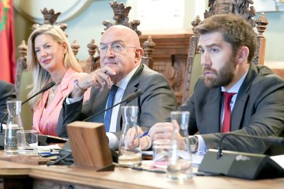 Irene Carvajal, Jesús Julio Carnero y Francisco Blanco, durante el pleno. J. M. LOSTAU