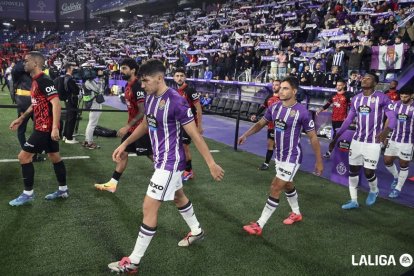 Jugadores de Real Valladolid y Mallorca salen al campo desde el túnel de vestuarios el pasado viernes.