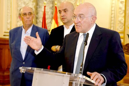 El alcalde de Valladolid, Jesús Julio Carnero, junto a dos de los técnicos, durante la presentación del informe sobre el soterramiento. E. M.