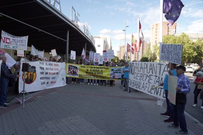 Vecinos de una decena de municipios de Castilla y León, constituidos en una plataforma, se concentran contra la instalación de macroplantas de biogás en sus localidades, en coincidencia con el IV Salón del Gas Renovable, englobado en la Feria de Bioenergía.