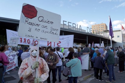 Vecinos de una decena de municipios de Castilla y León, constituidos en una plataforma, se concentran contra la instalación de macroplantas de biogás en sus localidades, en coincidencia con el IV Salón del Gas Renovable, englobado en la Feria de Bioenergía.