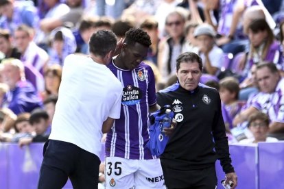 Juma es felicitado por Pezzolano en su debut ante la Real Sociedad.