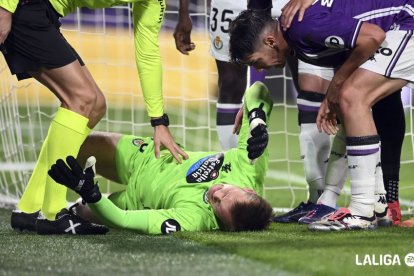 Hein yace tumbado sobre el césped tras chocar contra el poste ante el Mallorca.LALIGA