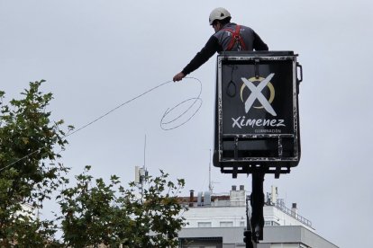 Primeras instalaciones de las luces de Navidad en el Paseo Zorrilla