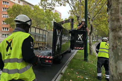 Primeras instalaciones de las luces de Navidad en el Paseo Zorrilla