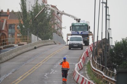 Obras de emergencia en Arco de Ladrillo este domingo.