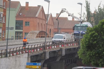 Obras de emergencia en Arco de Ladrillo este domingo.