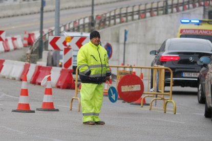 Obras de emergencia en Arco de Ladrillo este domingo.