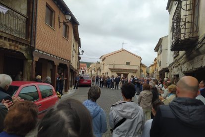 Minuto de silencio en memoria de Valentín López, vecino de Traspinedo asesinado en Aranda de Duero.