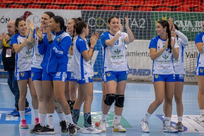 Las jugadoras del Aula celebran el pase a 1/16 de final de la EHF European Cup.