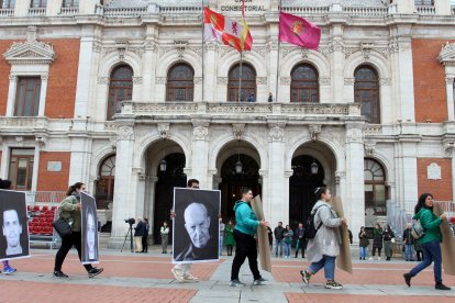 Fundación Intras da inicio a sus actividades por el Día de la salud mental con una intervención artística efímera' en la plaza Mayor de Valladolid