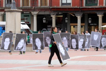 Fundación Intras da inicio a sus actividades por el Día de la salud mental con una intervención artística efímera' en la plaza Mayor de Valladolid