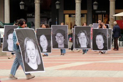 Fundación Intras da inicio a sus actividades por el Día de la salud mental con una intervención artística efímera' en la plaza Mayor de Valladolid