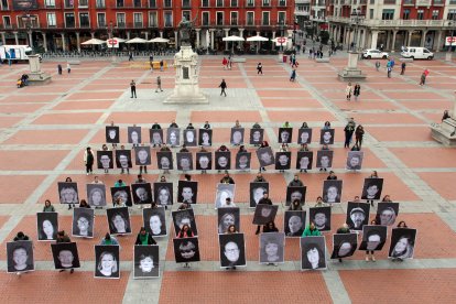 Fundación Intras da inicio a sus actividades por el Día de la salud mental con una intervención artística efímera' en la plaza Mayor de Valladolid