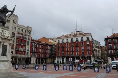 Fundación Intras da inicio a sus actividades por el Día de la salud mental con una intervención artística efímera en la Plaza Mayor de Valladolid