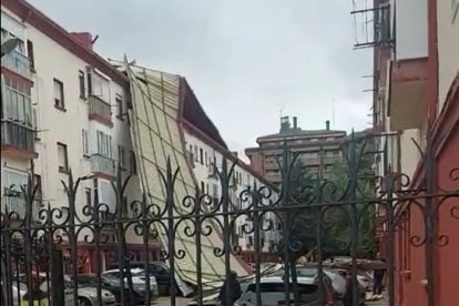 Tejado desprendido frente en un edificio de la calle García Lomas