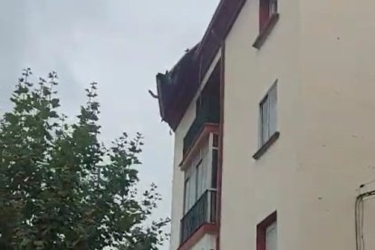 Tejado desprendido frente en un edificio de la calle García Lomas