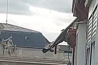 Tejado desprendido frente en un edificio frente a la estación de trenes