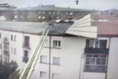 El huracán 'Kirk' desprende un tejadillo de un bloque de la calle García Lomas