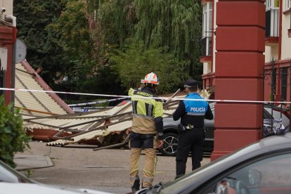 Desprendimiento de un tejado en un edificio de la calle Recondo a causa de las fuertes rachas de viento