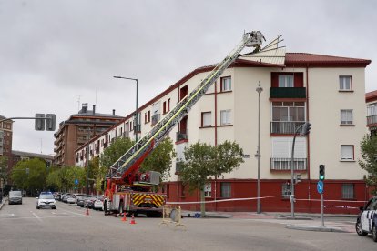 Desprendimiento de un tejado en un edificio de la calle Recondo a causa de las fuertes rachas de viento