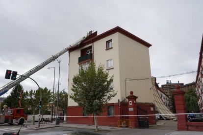 Desprendimiento de un tejado en un edificio de la calle Recondo a causa de las fuertes rachas de viento