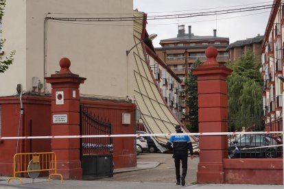 Desprendimiento de un tejado en un edificio de la calle Recondo a causa de las fuertes rachas de viento