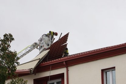 Desprendimiento de un tejado en un edificio de la calle Recondo a causa de las fuertes rachas de viento