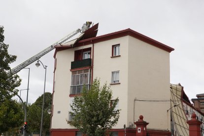 Desprendimiento de un tejado en un edificio de la calle Recondo a causa de las fuertes rachas de viento