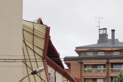 Desprendimiento de un tejado en un edificio de la calle Recondo a causa de las fuertes rachas de viento