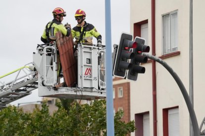 Los Bomberos de Valladolid trabajan sobre el tejado arrancado por el huracán Kirk