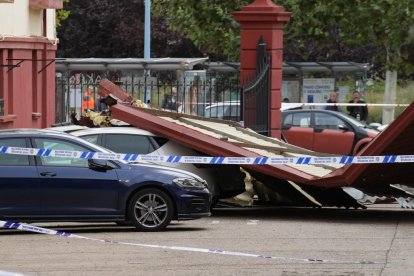 Tejado arrancado por el huracán Kirk en la calle Recondo