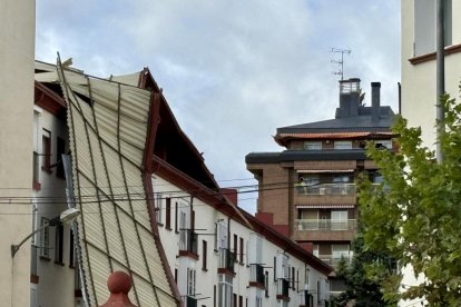 Tejado desprendido por el huracán 'Kirk' en un bloque de la calle Recondo