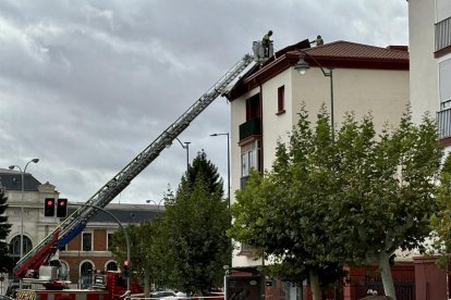 Los Bomberos de Valladolid trabajan sobre el tejado arrancado por el huracán Kirk