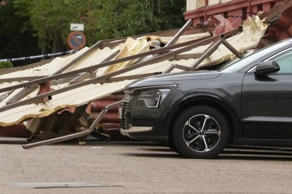 Tejado desprendido en la calle Recondo por el huracán 'Kirk'