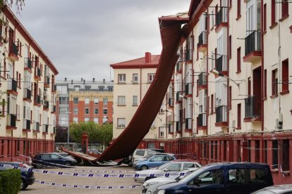 Tejado desprendido en la calle Recondo por el huracán 'Kirk'